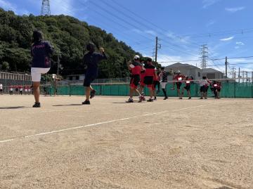 氷丘中・灘中合同練習会　中学生への指導の様子1