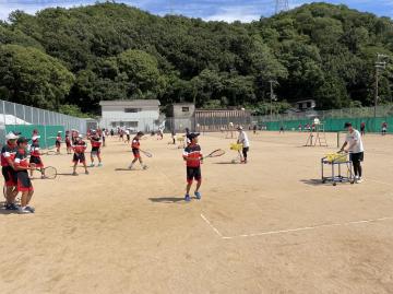 氷丘中・灘中合同練習会　中学生への指導の様子2