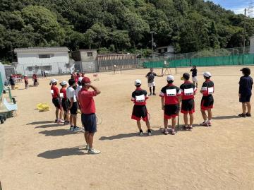 氷丘中・灘中合同練習会　中学生への指導の様子3