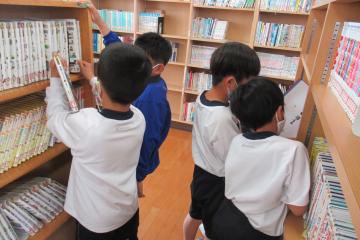 学校図書館の2年生