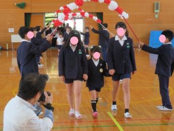 6年生といっしょに入場する1年生