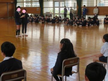 開会あいさつをする環境委員会