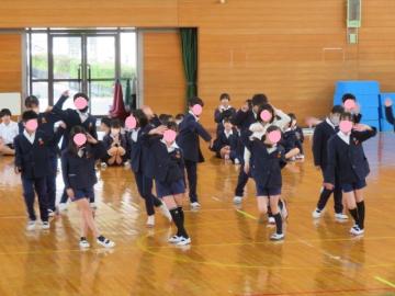 ダンスをひろうする5年生