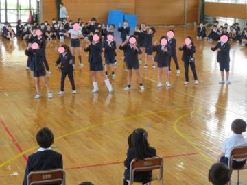 ダンスを披露する3年生