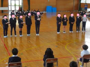たからさがしの説明をする図書委員会