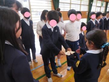たからものを渡す5年生