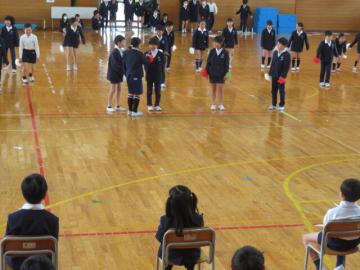 ダンスのとちゅうでインタビューする4年生