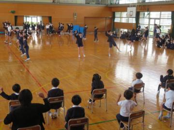 おどりを見せる健康委員会