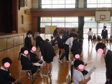 1年生に手紙をわたす6年生