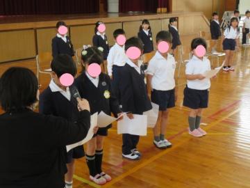 おれいのことばを言う1年生