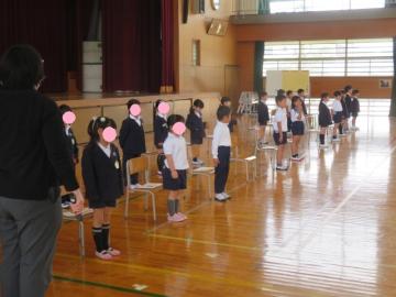 校歌をうたう1年生