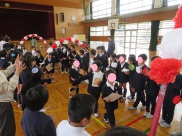 えがおいっぱいで退場する1年生