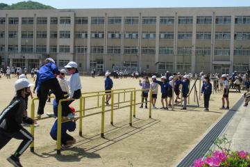 中間休み　元気に遊ぶ子どもたち