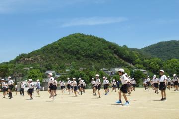 五月晴れの空が広がる運動場