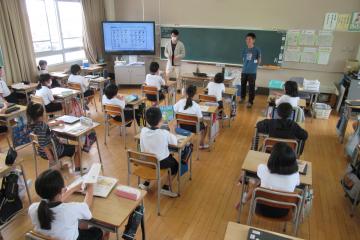 5年生　ALTの先生と勉強