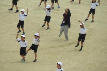 先生と一緒に楽しく踊る