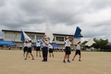 音楽に合わせて旗の演技