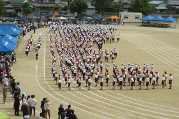 たくさんの人に囲まれた開会式