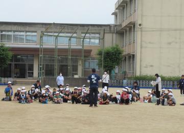 出発前　運動場で