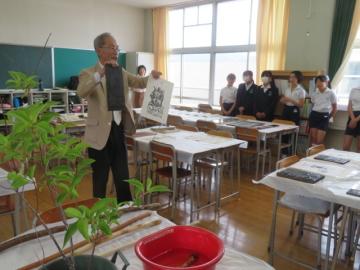 版木と版画の説明をする宇那木先生