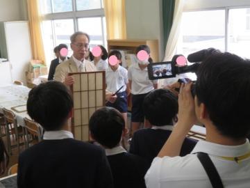 障子の裏表を説明する宇那木先生