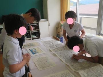 版画でできた地図に見入る6年生