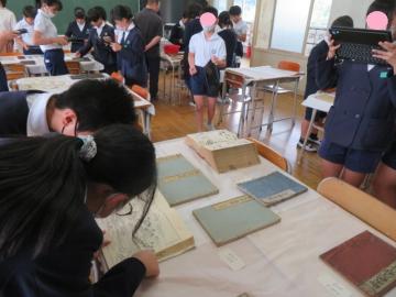 京都案内書を見入る6年生