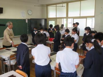 ふり返りを発表する6年生