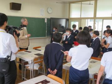 宇那木先生にお礼をつたえる6年生