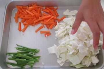三色の野菜を切り終える