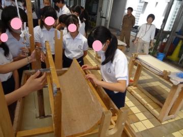 漉いた和紙をはずす6年生