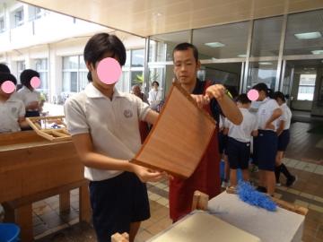 漉いた和紙をはずす6年生