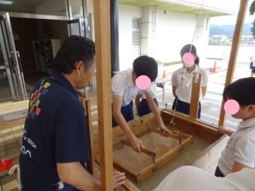 紙漉に挑戦をする6年生