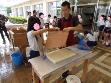 漉いた和紙を重ねる6年生