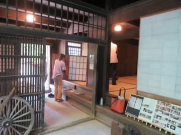 佐野邸障子の搬出のようす1