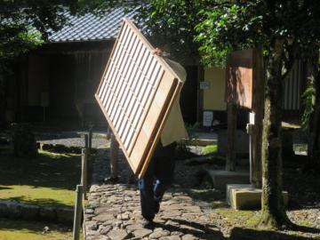 佐野邸障子の搬出のようす2