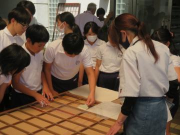 障子張り体験のようす1