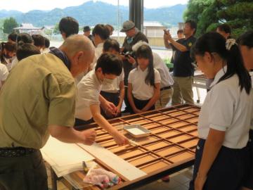 障子張り体験の様子3