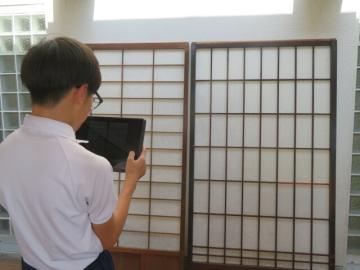 完成した障子を写真に撮る6年生