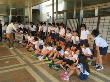 障子と一緒に記念写真をとる6年生と