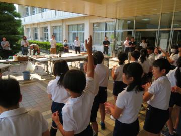 ふり返りを発表する6年生