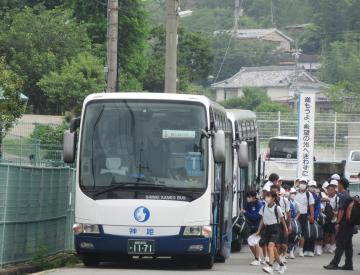 バス2台に乗って出発