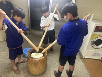 3人で息を合わせて餅つき