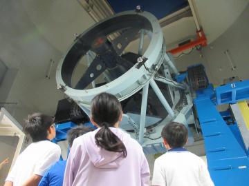 望遠鏡を見学する児童の様子