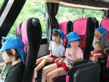 バスの中の5歳児