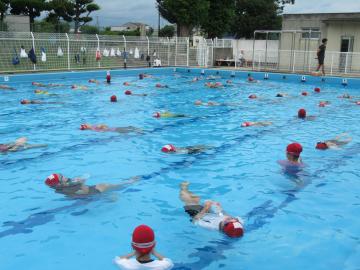 ペットボトルを抱えて浮く練習