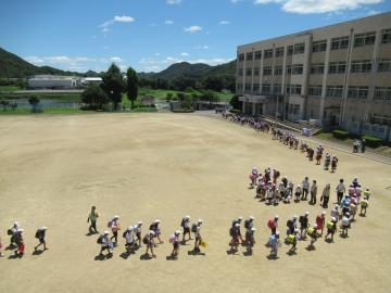 神谷・御蔭方面に帰る子どもたち