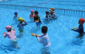 プールで遊ぶ様子その2