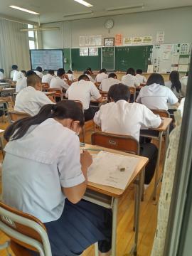 実力考査を受ける生徒達の写真1
