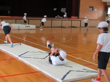 マット運動をする様子その1